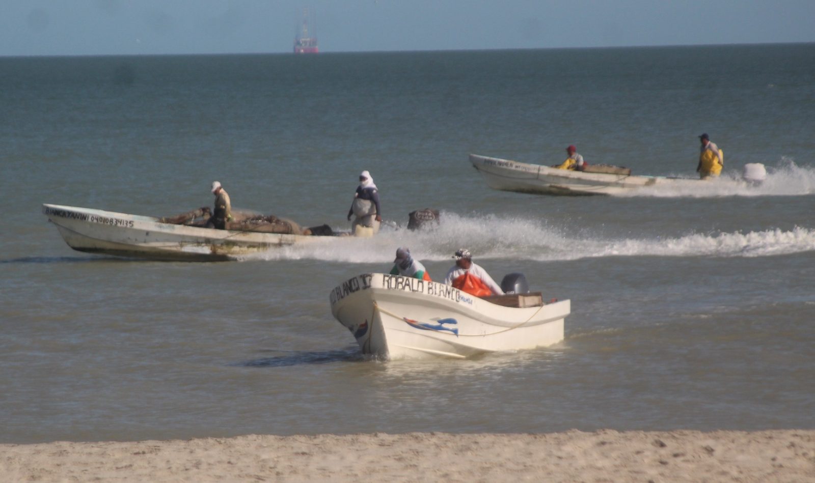 Sector pesquero ribereño afectado por incumplimiento de Pemex