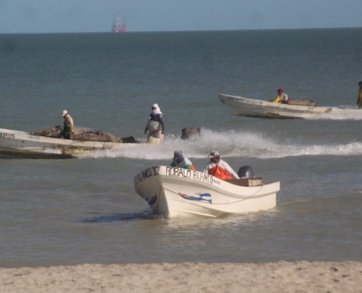 Sector pesquero ribereño afectado por incumplimiento de Pemex