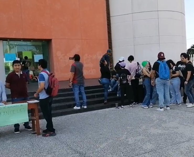 Protestan universitarios de la Unacar por aumento a aranceles