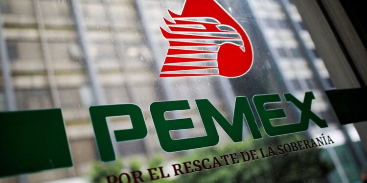 Deuda millonaria de Pemex desata crisis