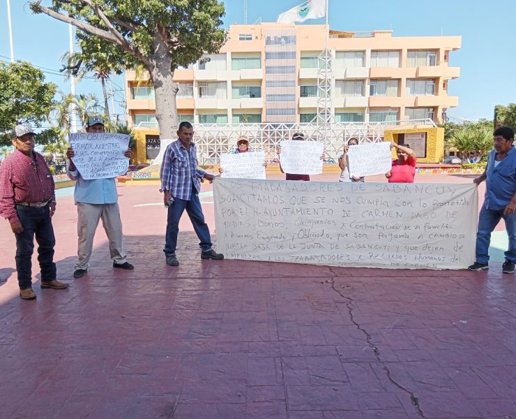 Manifestación de trabajadores de la Junta Municipal de Sabancuy