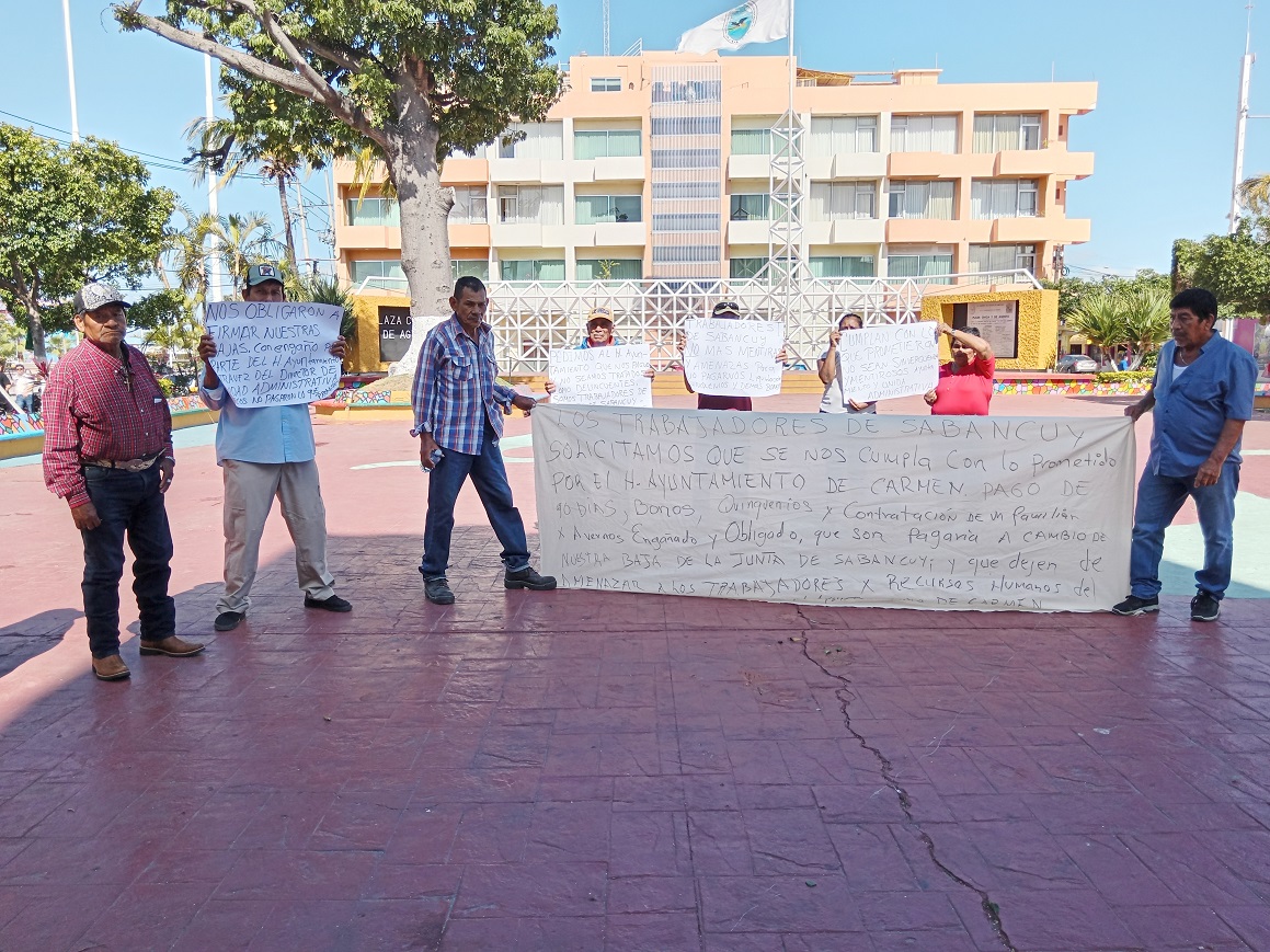 Manifestación de trabajadores de la Junta Municipal de Sabancuy
