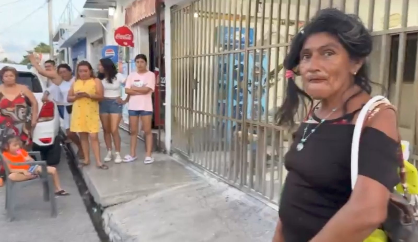 Mujer enferma de sus facultades agresiva y robachicos