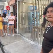 Mujer enferma de sus facultades agresiva y robachicos