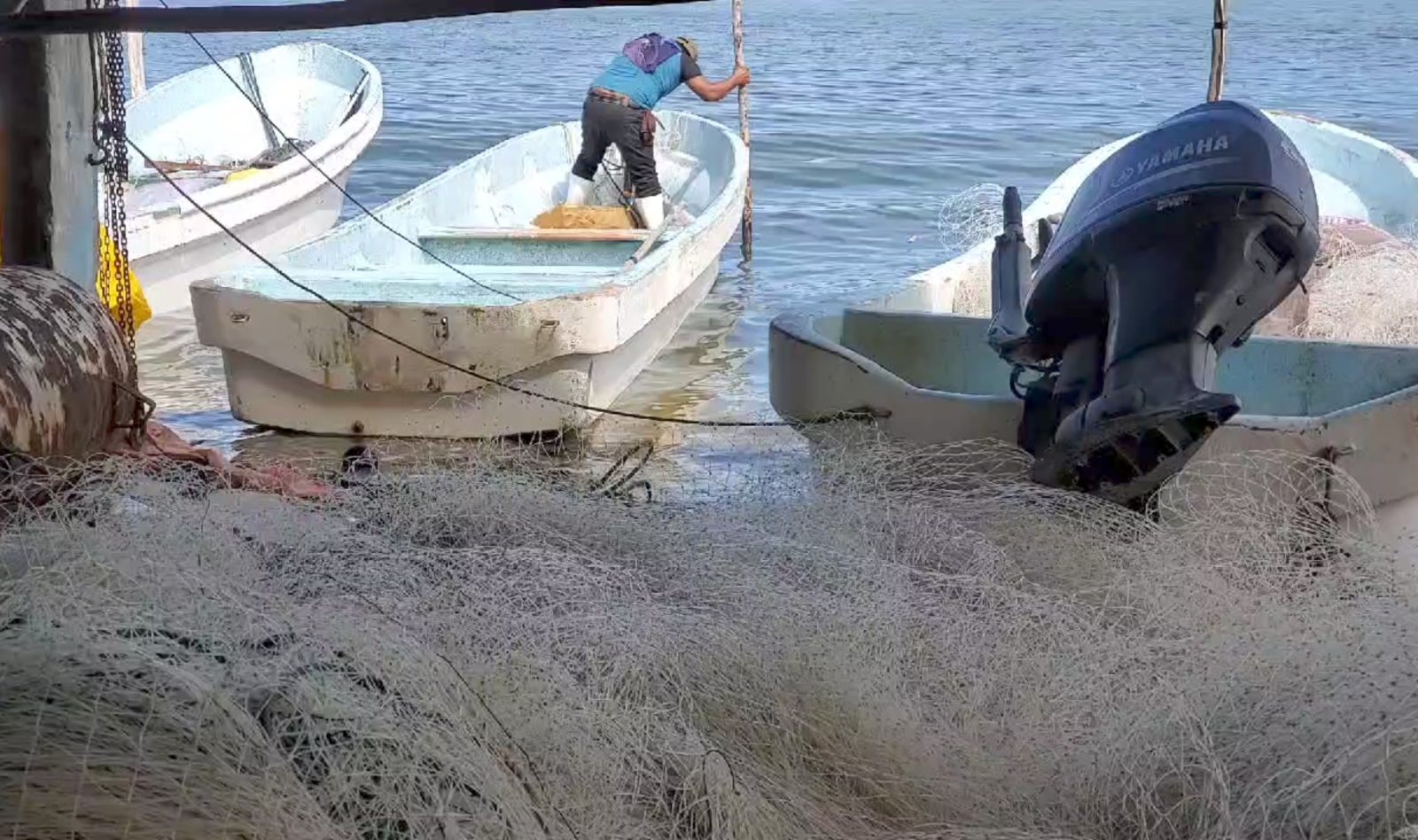 Roban lancha a pescadores y los abandonan en el mar