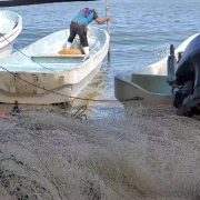 Roban lancha a pescadores y los abandonan en el mar