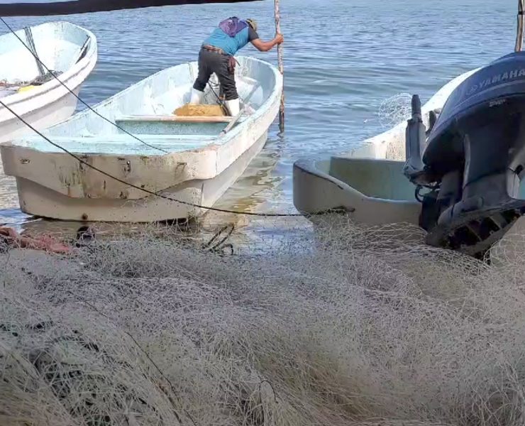 Roban lancha a pescadores y los abandonan en el mar