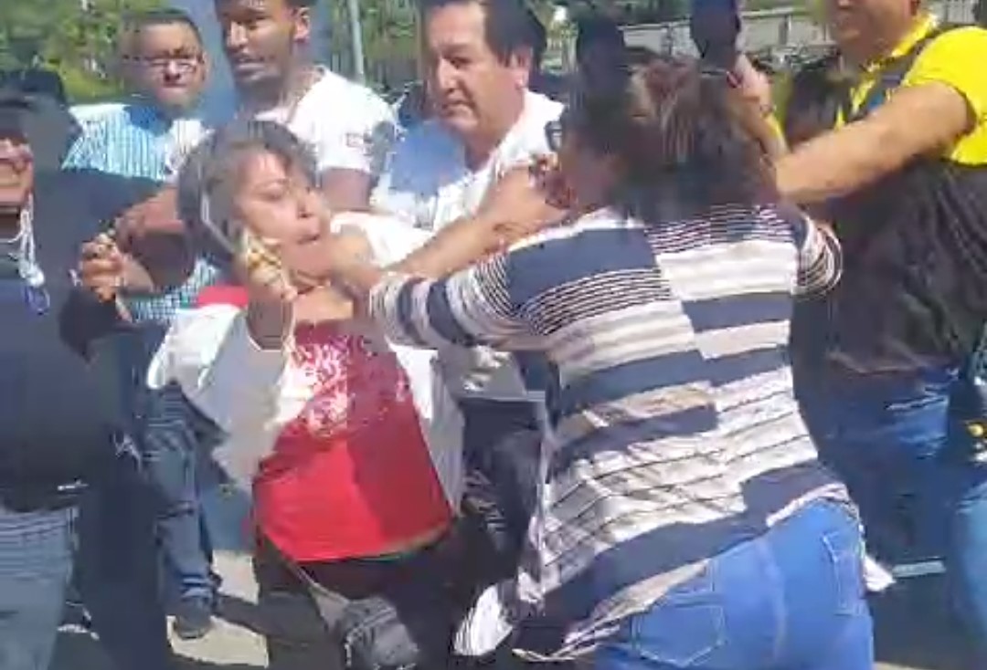 Mujer taxista se agarra a golpes con la conductora de pochimovil