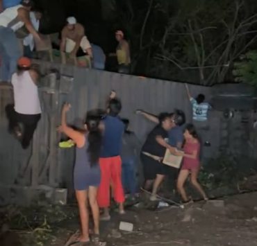Atastecos rapiñan tráiler de cerveza