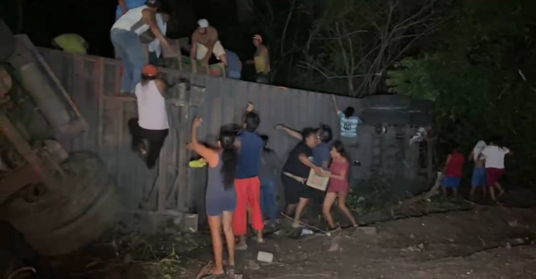 Atastecos rapiñan tráiler de cerveza