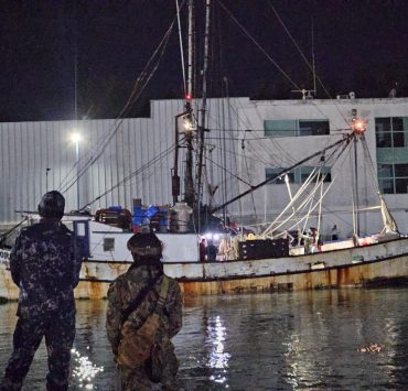 Marina asegura barco camaronero con 50 mil litros de combustible
