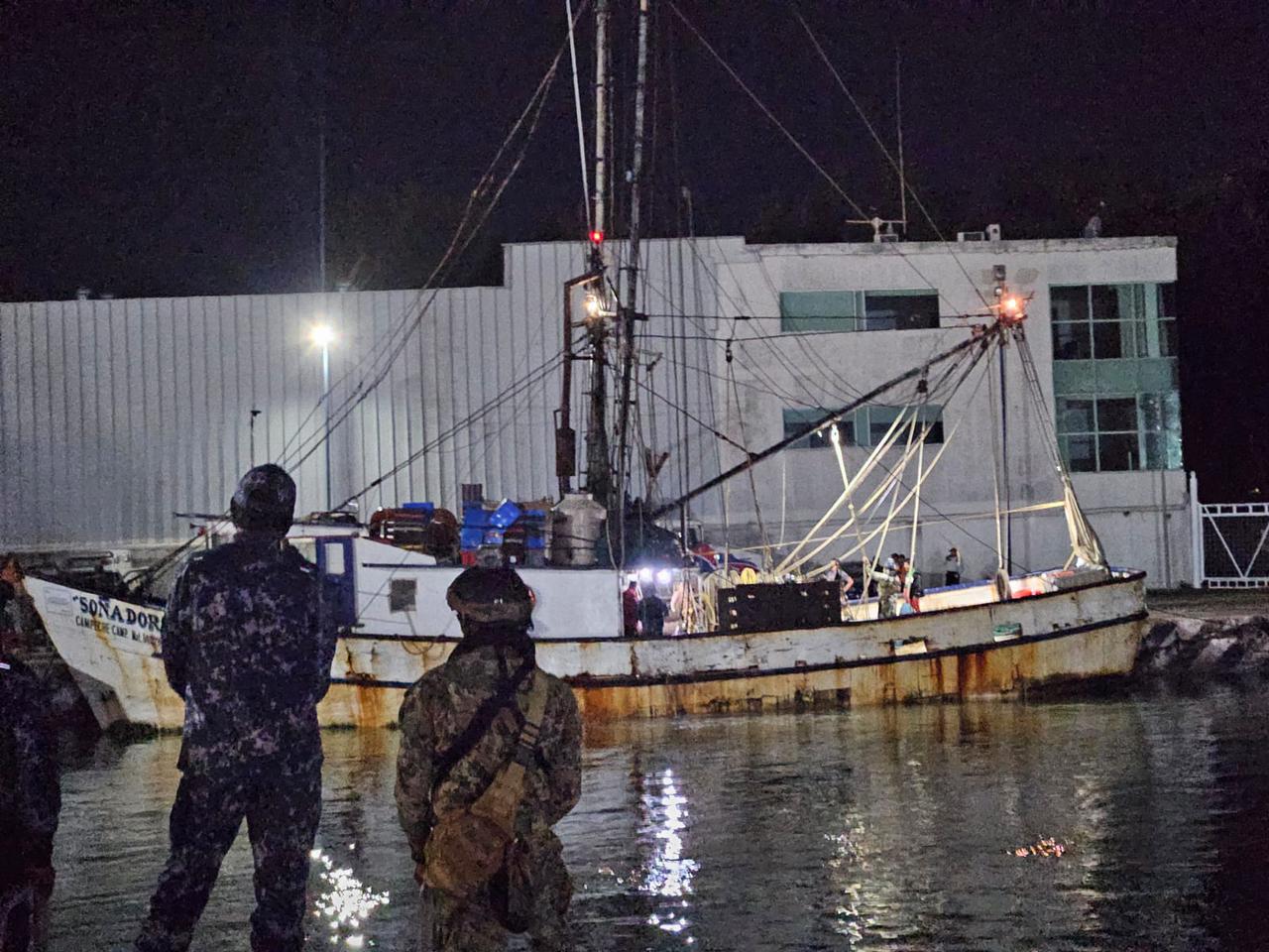 Marina asegura barco camaronero con 50 mil litros de combustible