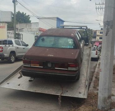 Limpian calles de vehículos chatarras en Ciudad del Carmen