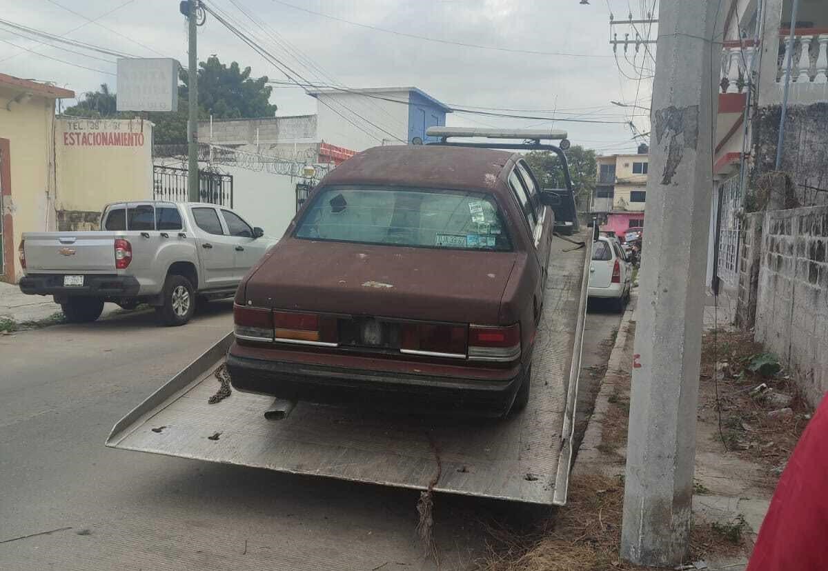 Limpian calles de vehículos chatarras en Ciudad del Carmen