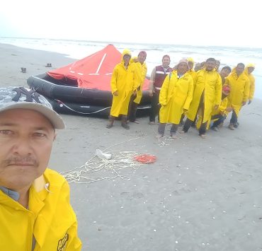 Personal de Zofemat rescata balza salvavidas