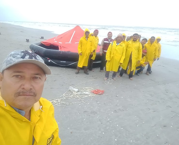 Personal de Zofemat rescata balza salvavidas