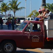 Impago de Pemex afecta a transportistas de carga y descarga