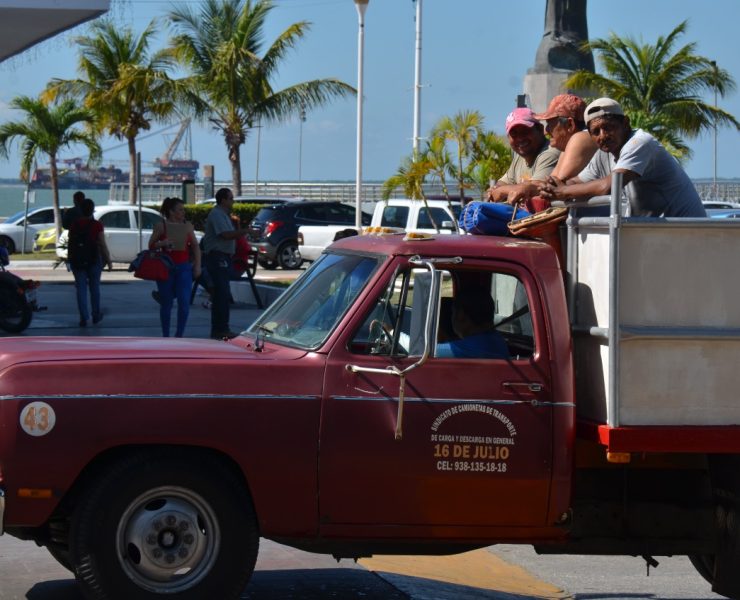 Impago de Pemex afecta a transportistas de carga y descarga