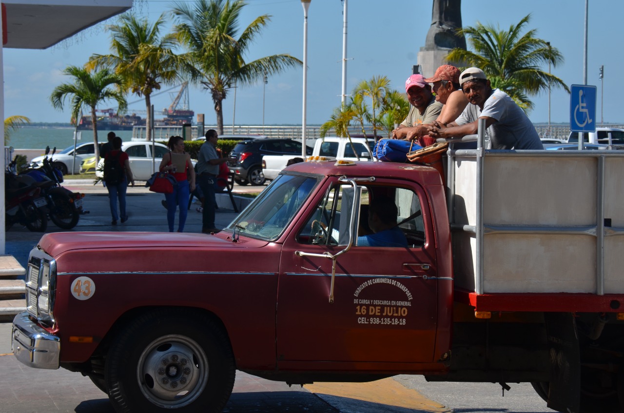 Impago de Pemex afecta a transportistas de carga y descarga