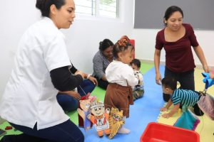 Mujeres embarazadas reciben orientación y apoyo en el COPI para garantizar un embarazo saludable y un mejor futuro para sus bebés.