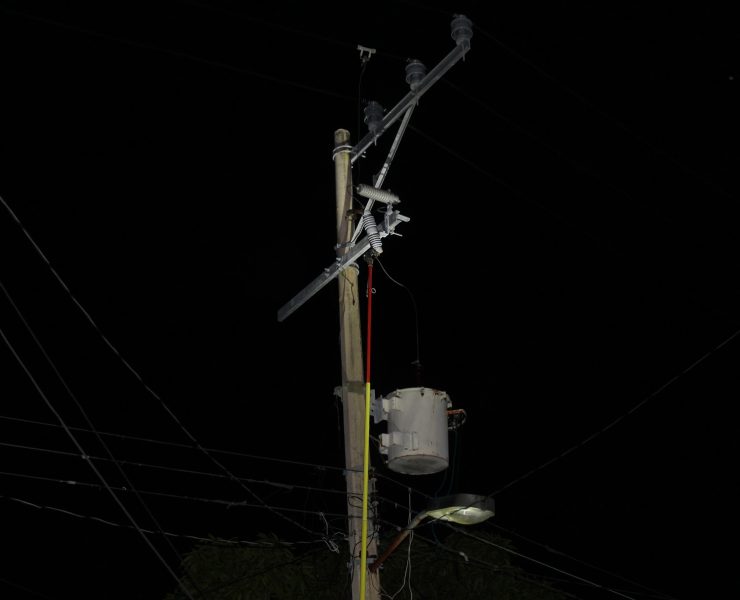 Variaciones de voltajes y tarifa alta de luz afectan a familias