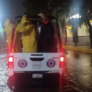 Protección Civil apoyó a ciudadanos que quedaron varados por la lluvia