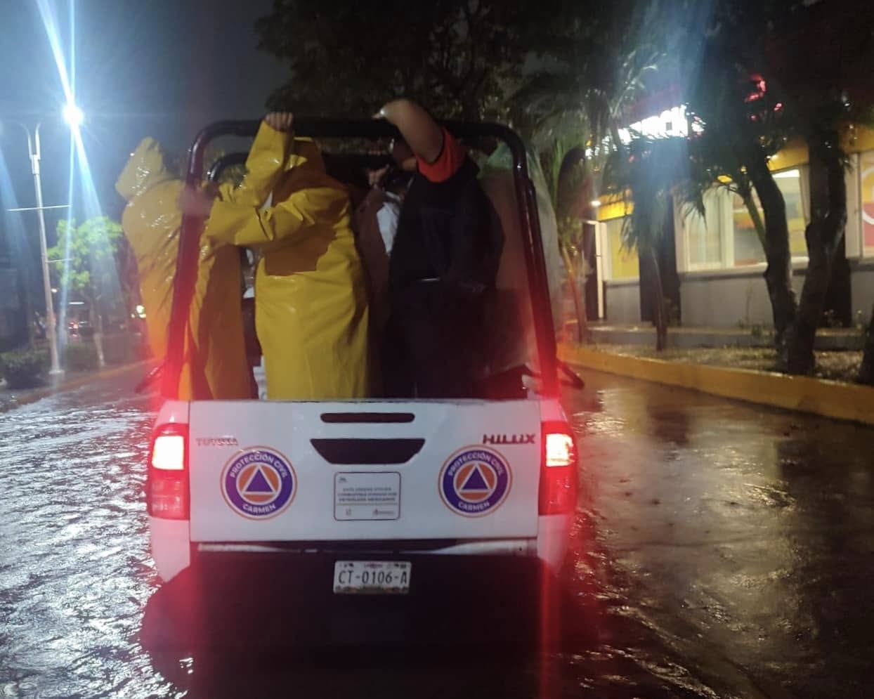 Protección Civil apoyó a ciudadanos que quedaron varados por la lluvia