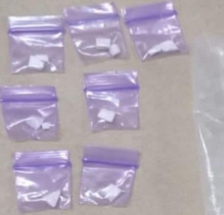 Aseguran a mujer con droga y dinero en Sabancuy