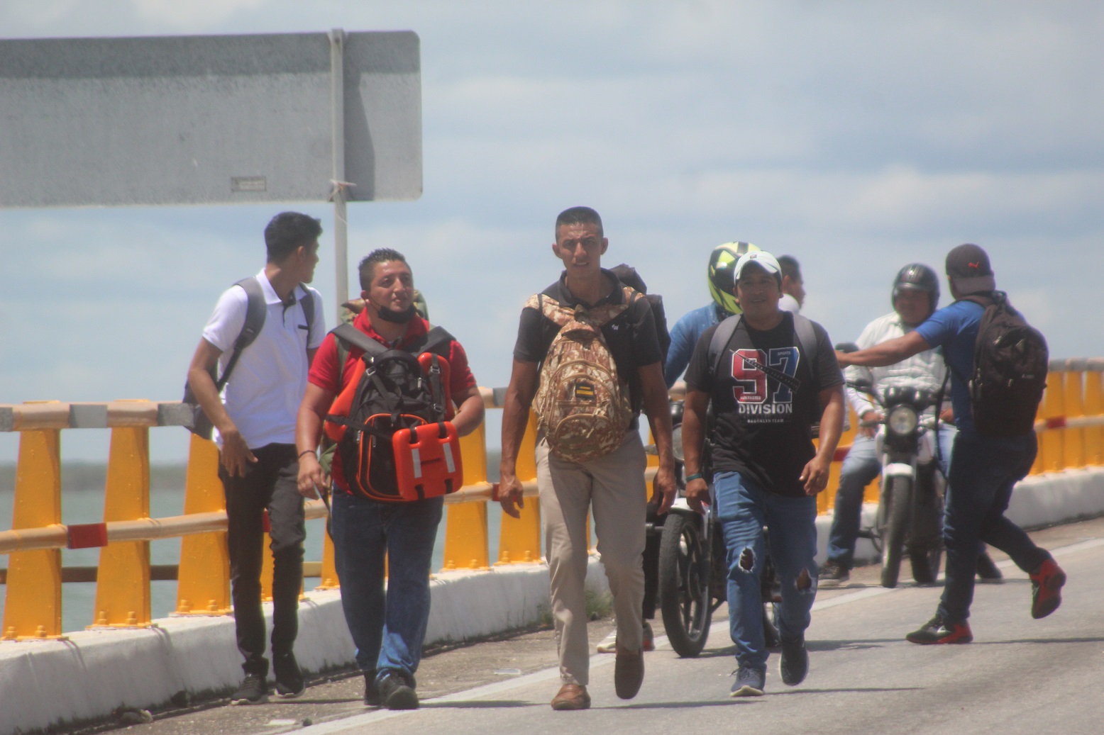 Cierre de puente anunciado por presión de empresas