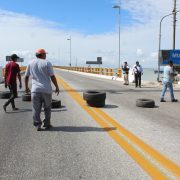 Amenazan taxistas bloquear el puente Zacatal