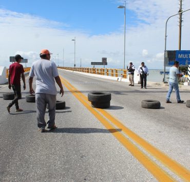 Amenazan taxistas bloquear el puente Zacatal