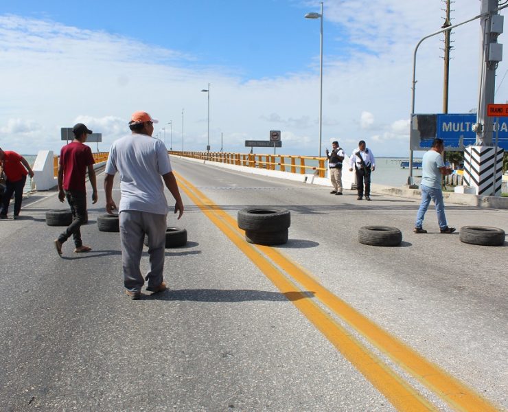 Amenazan taxistas bloquear el puente Zacatal