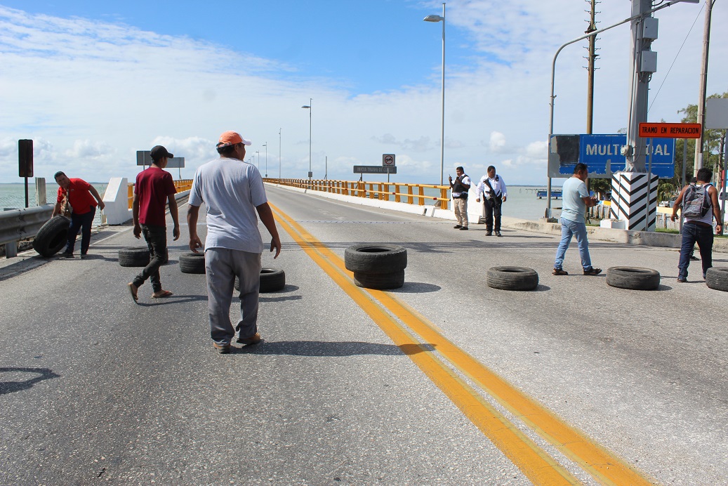 Amenazan taxistas bloquear el puente Zacatal