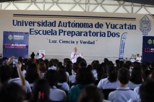 La Alcaldesa Cecilia Patrón escucha las propuestas de los jóvenes, reafirmando su compromiso con su bienestar y desarrollo en Mérida.