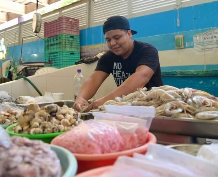 Bajas ventas y mal tiempo afectan a expendedores de pescados y mariscos