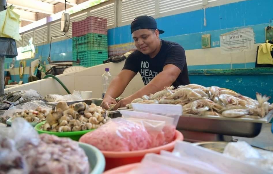 Bajas ventas y mal tiempo afectan a expendedores de pescados y mariscos