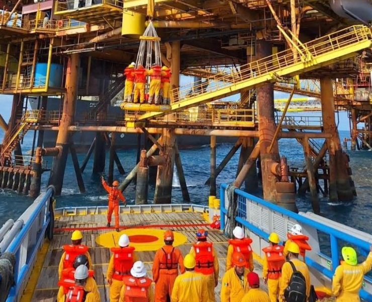 Pemex debe reestructurar la plantilla laboral