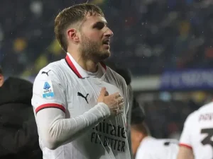 Santiago''bebote´´ Giménez, tuvo un debut soñado en Italia, asistiendo y anotando con el AC Milán.