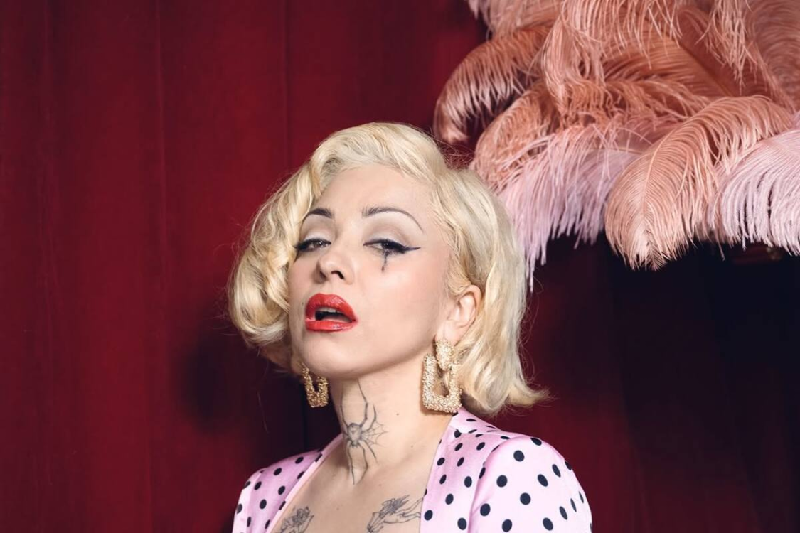 Mon Laferte responde a críticos de su exposición