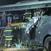 12 universitarios fallecen en choque