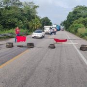Pobladores de Atasta amenazan bloquear la carretera