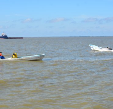 Zona de pesca azolvada y llena de chatarras de plataformas petroleras