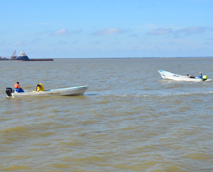 Zona de pesca azolvada y llena de chatarras de plataformas petroleras