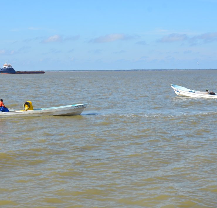 Zona de pesca azolvada y llena de chatarras de plataformas petroleras