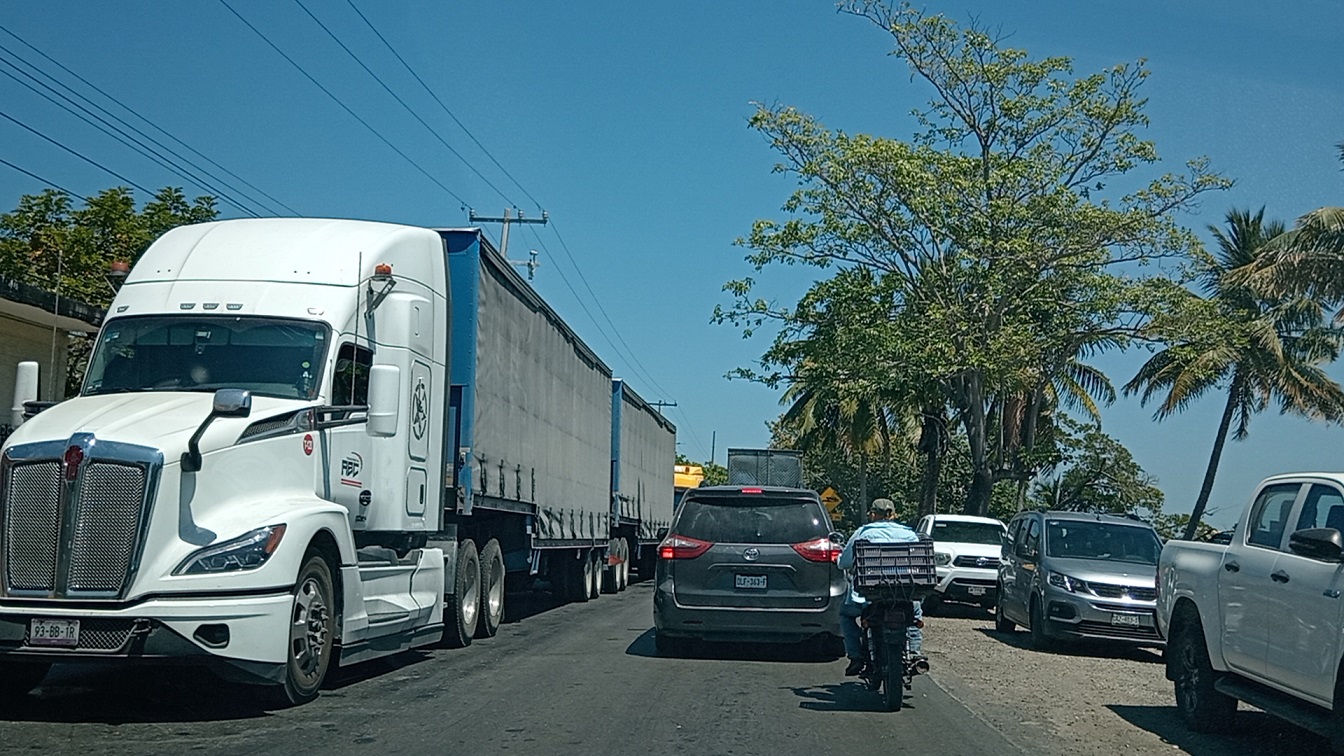 Caos vial el tramo de Atasta Pueblo