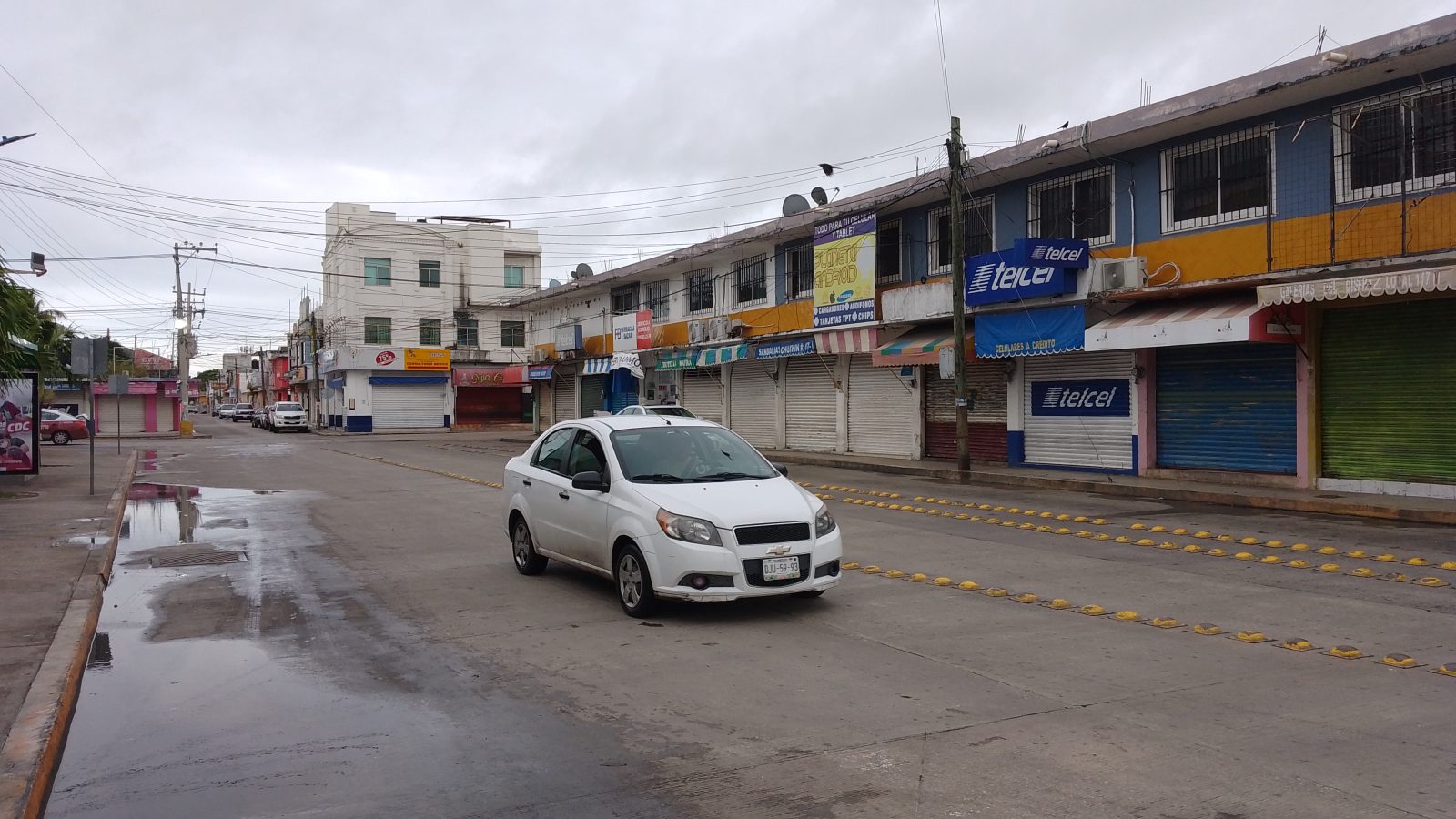 Mujer carterista desvalija sus víctimas en el centro de la ciudad