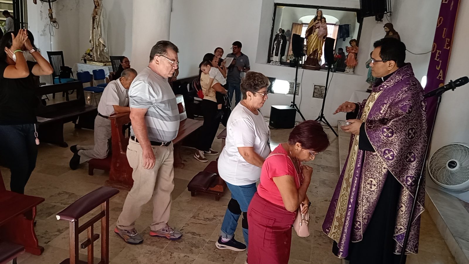 Cientos de católicos acuden a la imposición de ceniza