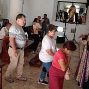 Cientos de católicos acuden a la imposición de ceniza