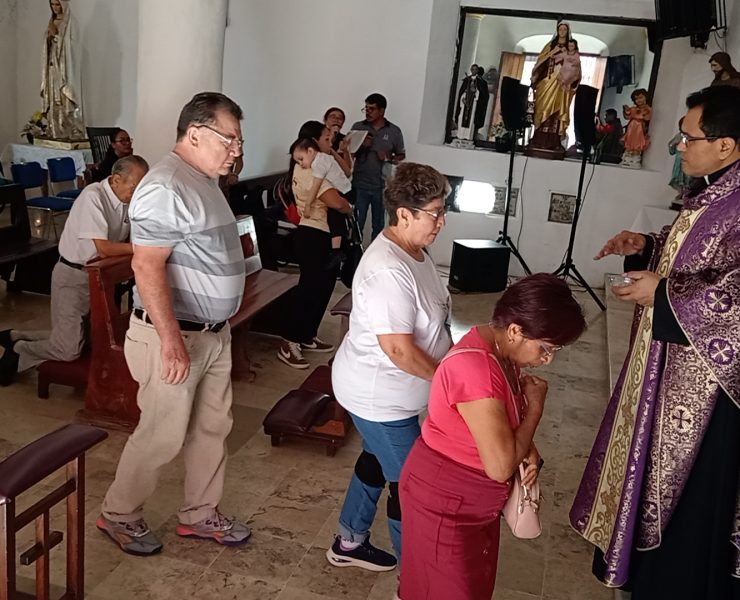 Cientos de católicos acuden a la imposición de ceniza