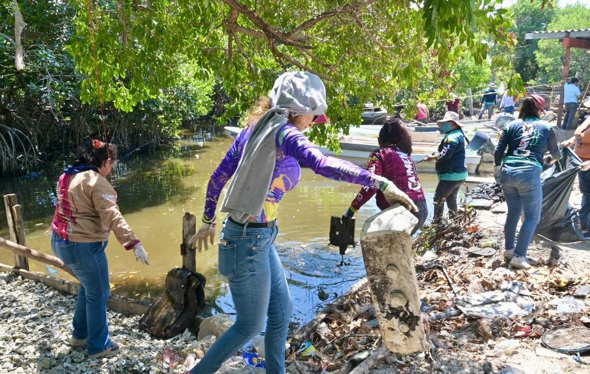 Limpian Arroyo Grande de basura en Ciudad del Carmen